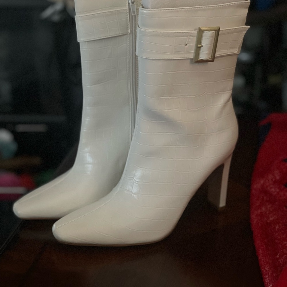 Elegant White Croc-Embossed Women's Boots